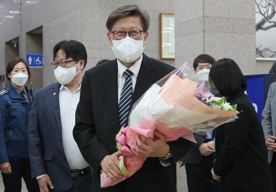 박형준 부산시장이 8일 오전 부산시청으로 첫 출근하며 직원에게서 꽃다발을 받고 있다. 송봉근 기자