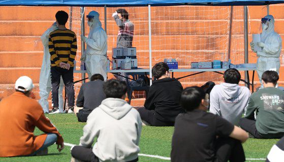 대전에서 학원을 매개로 한 신종 코로나바이러스 감염증(코로나19)이 학교, 가족 등으로 확산되고 있는 가운데 지난 6일 오후 대전 동구에 위치한 고등학교에서 학생들을 대상으로 전수조사를 하고 있다. 뉴스1