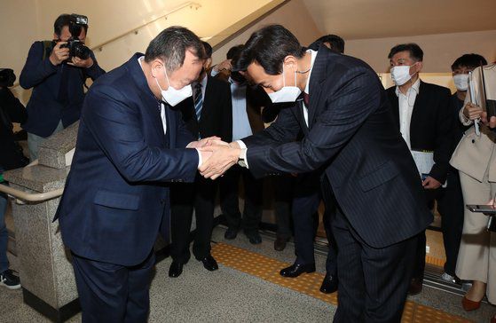 오세훈 시장이 8일 오전 취임 첫 외부 일정으로 서울 중구 서울시의회를 찾아 김인호 시의회 의장과 인사를 나누고 있다. 뉴스1