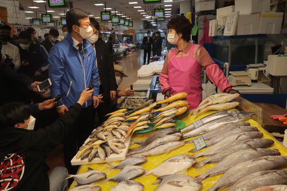 일본 정부의 후쿠시마 원전 오염수 해양방출 결정이 임박했다는 전망이 일본 현지에서 나오는 가운데 문성혁 해양수산부 장관이 12일 오후 서울 서울 동작구 노량진 수산물도매시장을 찾아 원산지 관리 현황을 점검하고 있다. 연합뉴스