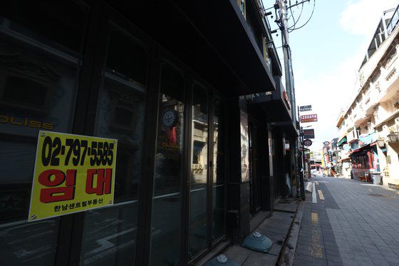 13일 코로나19 직격탄을 맞은 용산구 이태원 유흥시설 밀집지역. 연합뉴스