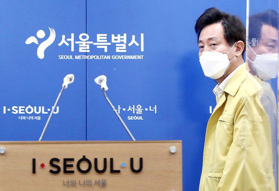 오세훈 서울시장이 12일 오전 중구 태평로 서울시청에서 코로나19 관련 기자 브리핑을 위해 단상으로 향하고 있다. 김성룡 기자