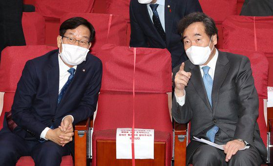 이낙연 대표(오른쪽)와 신동근 의원이 대화를 하고 있다. 중앙포토