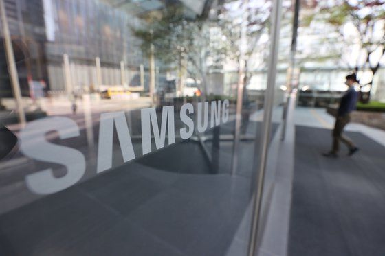 삼성전자가 16일 주주에게 배당금 13조원을 지급한다. 지난해보다 10조원 이상 늘어난 액수로 역대 최대 규모다. 사진은 서울 서초구 삼성전자 서초사옥. 연합뉴스