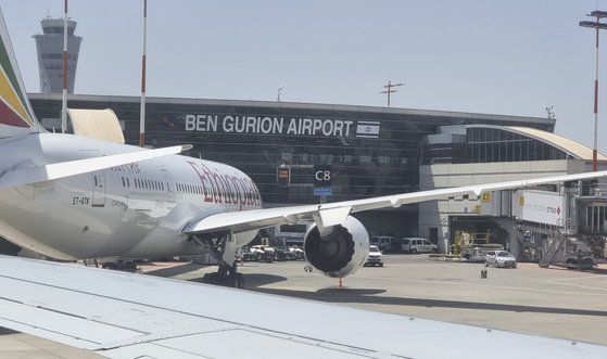 중앙일보 취재진이 탄 비행기가 17일 오후 이스라엘 텔아비브 벤구리온 공항에 도착하고 있다. 텔아비브= 임현동 기자