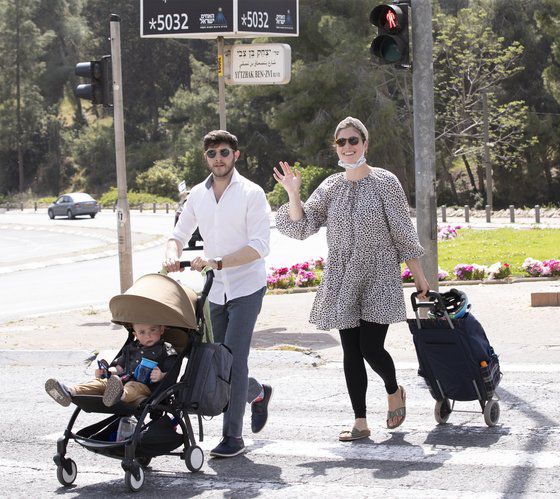 17일 오후 이스라엘 예루살렘 공원에서 가족들이 산책을 하다 취재진을 발견하고 손을 흔들어 인사하고 있다. 예루살렘=임현동 기자