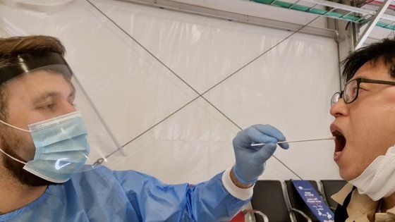 17일(현지시간) 이스라엘 텔아비브 벤구리온 국제공항에서 중앙일보 임현동 기자가 코로나19 검사를 받고 있다. 텔아비브=김민욱 기자