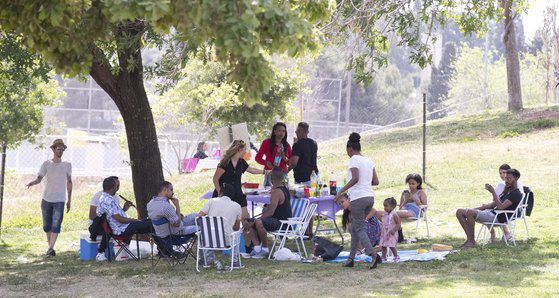 이스라엘 시민들이 17일 오후 휴일을 맞아 예루살렘 간사케르 공원에서 가족과 휴식을 취하고 있다. 예루살렘=임현동 기자