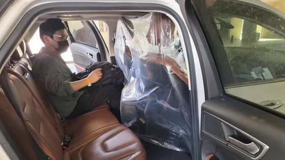 17일 오후 이스라엘 텔아비브 벤구리온 공항에 도착한 취재진이 방역차를 이용해 격리시설로 이동하고 있다. 운전석과 뒷좌석 사이에 비닐막이 쳐져 있다. 텔아비브=임현동 기자