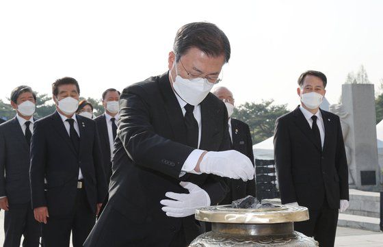 문재인 대통령이 19일 서울 강북구 국립 4·19 민주묘지를 참배하고 있다. 청와대사진기자단