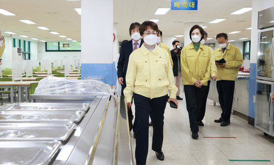 유은혜 사회부총리 겸 교육부 장관이 지난 12일 경기도 양명고등학교를 찾아 방역 관리와 학사운영 현황을 점검하고 있다. 뉴스1