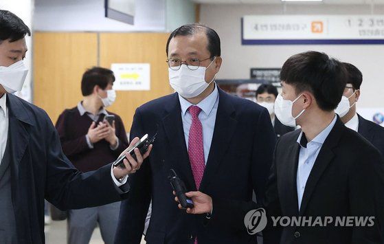 사법행정권을 남용해 재판에 개입한 혐의로 기소돼 1심에서 무죄를 선고받고 탄핵 소추된 임성근 전 부장판사가 20일 오후 서울 중앙지법에서 열린 항소심 4회 공판에 출석하고 있다. 연합뉴스