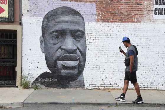 미국 미네소타주에서 백인 경찰관에 살해된 조지 플로이드를 그린 벽화. [EPA=연합뉴스]