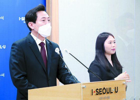 오세훈 서울시장이 20일 긴급 브리핑을 열고 고 박원순 전 시장의 성추행 피해자에게 공식적으로 사과하고 앞으로 성추행 사건 발생 시 ‘원 스트라이크 아웃제’를 도입한다고 밝혔다. [뉴스1]