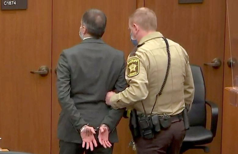 유죄 평결을 받고 법정구속된 데릭 쇼빈이 수갑을 차고 법정을 떠나고 있다. 로이터=연합뉴스