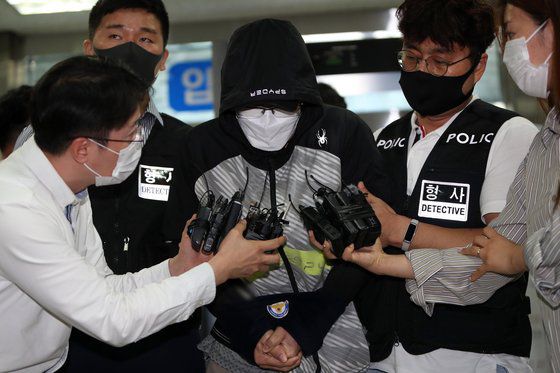 지난해 7월 13일 고 최숙현 선수 사건과 관련해 가혹행위를 한 혐의를 받는 경주시청 트라이애슬론(철인3종)팀 운동처방사 안주현씨가 구속 전 피의자 심문(영장실질심사)에 출석하기 위해 대구지방법원에 도착하고 있다. 연합뉴스