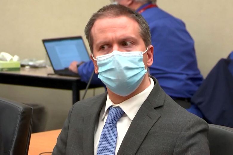 데릭 쇼빈이 20일 미니애폴리스 헤너핀카운티 법원에서 자신에 대한 유죄 평결을 듣고 있다. 로이터=연합뉴스