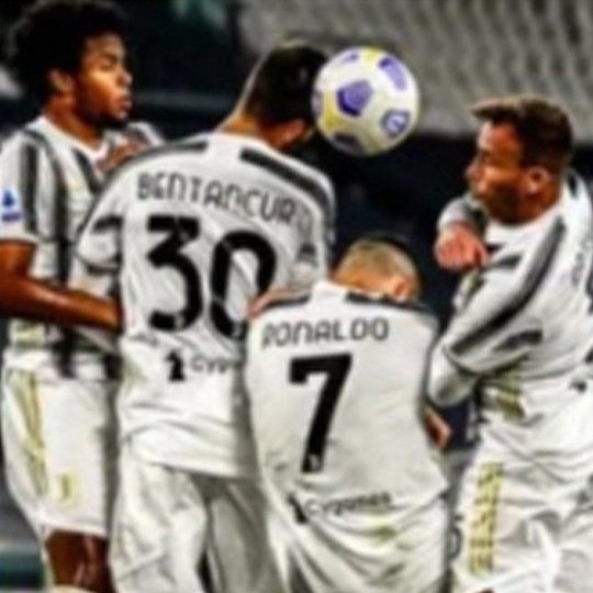 22일(한국시간) 2020/21시즌 세리에A 32라운드 파르마전에 출전해 프리틱 수비 때 점프도 하지 않고 얼굴을 가리고 있는 크리스티아누 호날두. 스포츠바이블 캡처