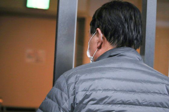 윤석열 전 검찰총장이 7일 오전 서울 서초구에 위치한 부인 김건희씨가 운영하는 전시기획사 코바나컨텐츠에서 나와 엘리베이터로 향하고 있다. 연합뉴스