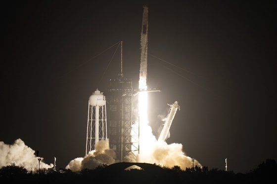 23일(현지시간) 플로리다주 케네디 우주센터에서 발사되는 스페이스X 우주선. AP=연합뉴스