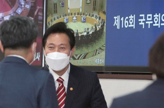 2021년 4월 13일 오세훈 서울시장이 종로구 정부서울청사에서 열린 문재인 대통령 주재 국무회의에 참석해 정부 인사들과 인사했다.