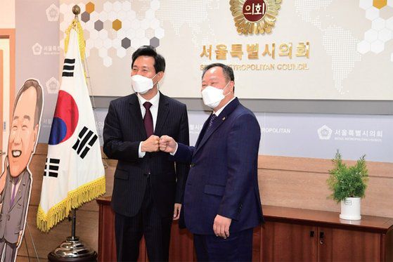 당선 다음 날인 2021년 4월 8일 오세훈 서울시장이 서울시의회를 방문해 김인호 의장과 만나 협치를 구했다. / 사진:연합뉴스