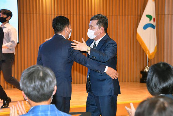 서정협 행정1부 시장(오른쪽)과 김학진 행정2부 시장이 23일 서울시청 다목적홀에서 열린 이임식을 마친 뒤 포옹하고 있다. 연합뉴스