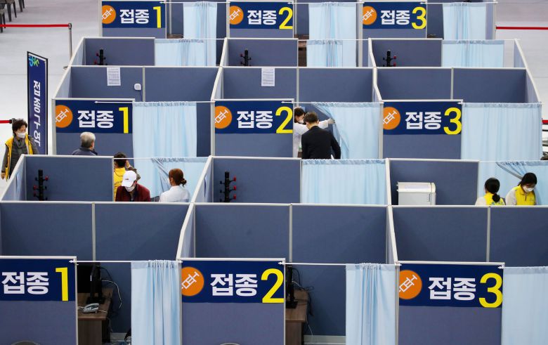 지난 23일 대구 수성구 육상진흥센터에 설치된 수성구 신종 코로나바이러스 감염증(코로나19) 예방접종센터에서 시민들이 백신접종을 하고 있다. 수성구 접종센터는 전날부터 75세 이상을 대상으로 화이자 백신접종을 시작했다. 연합뉴스