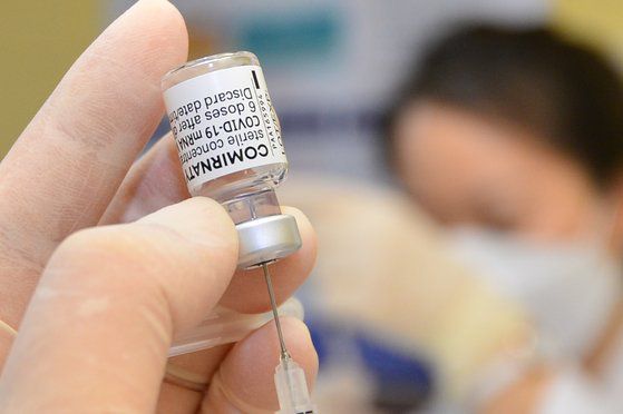 지난 15일 경북 경주시가 실내체육관에서 지역 75세 노인 등을 대상으로 신종 코로나바이러스 감염증(코로나19) 화이자 백신 접종을 앞두고 의료진이 주사기에 백신을 소분 조제하고 있다. 뉴스1