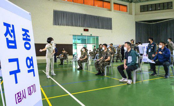 28일 육군 장병과 군무원들이 충남 계룡대 체육관 내 코로나19 예방접종센터에서 아스트라제네카(AZ) 백신 접종 순서를 대기하고 있다. 연합뉴스