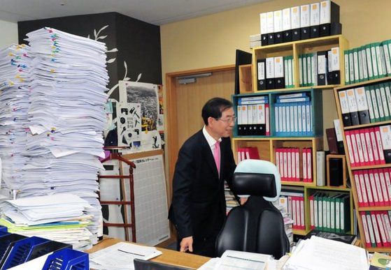 조수진 국민의힘 의원이 페이스북에 올린 박원순 전 서울시장 집무실 책상. 사진 SNS 캡처