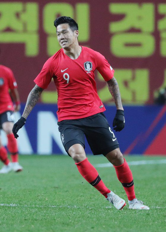 2018년 10월 우루과이 평가전에서 골을 터트린 당시 축구대표팀 멤버 석현준. 현재는 병역 기피 혐의로 형사 고발된 상황이다. 귀국과 귀화, 두 가지 선택의 기로에 서 있다. [중앙포토]