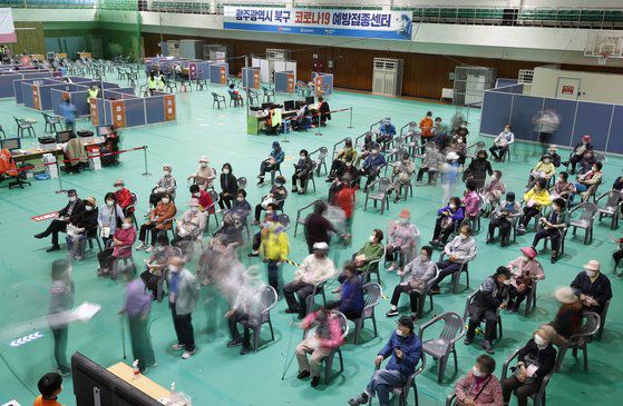 30일 오후 광주 북구 코로나19 예방접종센터에서 보건소 의료진이 75세 이상 어르신들에게 화이자 백신 접종을 하고 있다. 연합뉴스