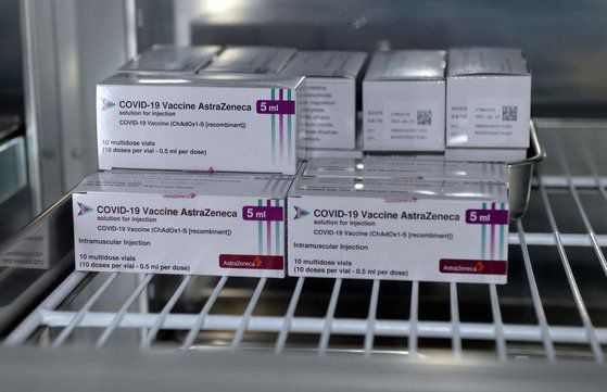 신종 코로나바이러스 감염증(코로나19) 예방 백신 접종이 실시된 23일 대전 유성구보건소에서 의료진이 접종 대상자들에게 접종할 아스트라제네카(AZ) 백신을 준비하고 있다. [프리랜서 김성태]