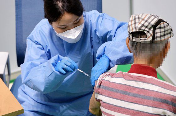 대전 중구 코로나19 백신 예방접종센터에서 의료진이 어르신들에게 화이자 백신을 신중히 접종하고 있다. 프리랜서 김성태