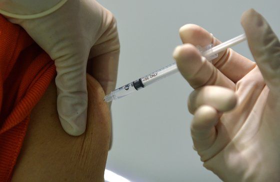 신종 코로나바이러스 감염증(코로나19)이 확산하고 있는 가운데 3일 대전 유성구 코로나19 백신 예방접종센터에서 의료진이 어르신들에게 화이자 백신을 신중히 접종하고 있다.김성태 기자