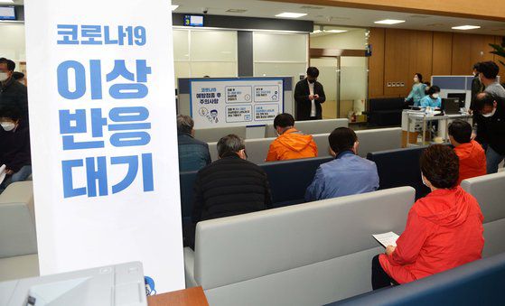 아스트라제네카 백신을 접종받은 대상자들이 이상 반응을 체크하기 위해 잠시 대기하고 있다. 프리랜서 김성태