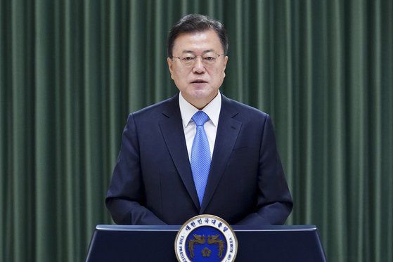 문재인 대통령이 지난 2일 청와대 충무실에서 더불어민주당 임시 전국대의원대회 축사를 영상으로 전하고 있다. [사진 청와대]