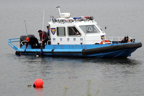 대학생 손정민씨가 실종 엿새째인 지난달 30일 오후 서울 반포한강공원 인근에서 숨진채 발견됐다. 사진은 이날 반포한강에서 수중수색작업중인 경찰. 뉴스1