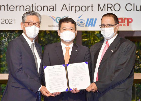 4일 인천시 중구 파라다이스시티 호텔에서 열린 인천국제공항공사-이스라엘 항공우주산업(IAI)-샤프테크닉스케이 간 '인천공항 화물기 개조사업 투자유치 합의각서 체결식'에서 인천국제공항공사 김경욱 사장(가운데), 요세프 멜라메드 IAI 대표(오른쪽), 샤프테크닉스케이 백순석 대표가 기념 촬영을 하고 있다. [사진 공항사진기자단]