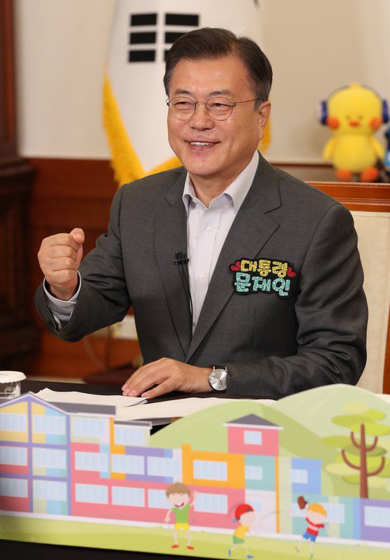문재인 대통령이 4일 오전 청와대 본관에서 어린이날을 맞아 코로나19로 대면이 어려운 강원도 평창군에 있는 도성초 학생들과 영상연결을 통해 화상으로 이야기를 나누고 있다. 청와대사진기자단