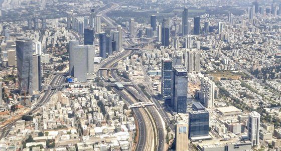 지난달 비행기에서 내려다 본 이스라엘 텔아비브 시내 모습. 임현동 기자