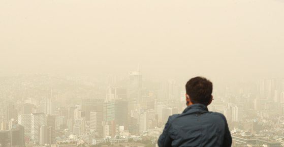 서울과 경기, 충남에 황사 위기경보 ‘주의’ 단계가 발령된 7일 서울 남산타워에서 바라본 서울시내가 뿌옇다. 뉴스1