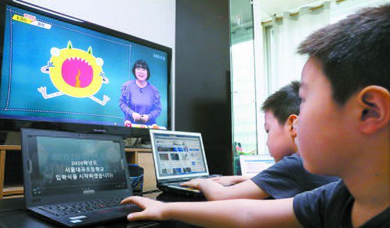신종 코로나 바이러스 감염증(코로나19) 확산 예방을 위한 초등학교 1~3학년 온라인 개학일인 20일 오전 서울시내 한 가정에서 초등학교 어린이가 수업을 시청하고 있다. 뉴시스