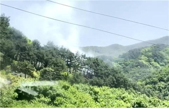 9일 낮 12시10분쯤 전남 구례군 산동면의 한 야산에서 입산자의 실화로 추정되는 산불이 발생, 바람을 타고 확산하고 있다. [사진 산림청]