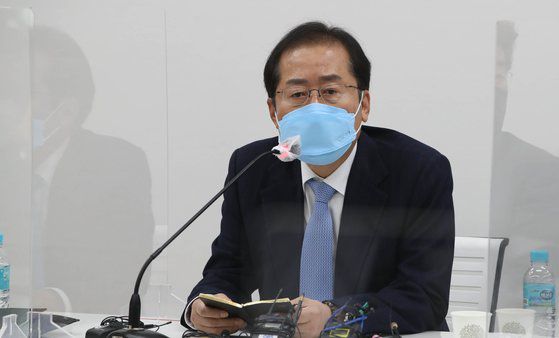 무소속 횽준표 의원이 지난 3월 18일 서울 용강동 마포포럼에서 열린 제26차 "더좋은 세상으로" 세미나에 참석해 발언하고 있다. 오종택 기자