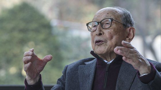 101세 철학자 김형석 연세대 명예교수가 지난해 12월 28일 서울 서대문구 스위스그랜드호텔에서 중앙일보와 인터뷰하고 있다. 김성룡 기자