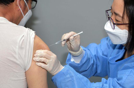 대전 유성구보건소에서 의료진이 방문한 접종 대상자에게 아스트라제네카(AZ) 백신을 신중히 접종하고 있다. 프리랜서 김성태