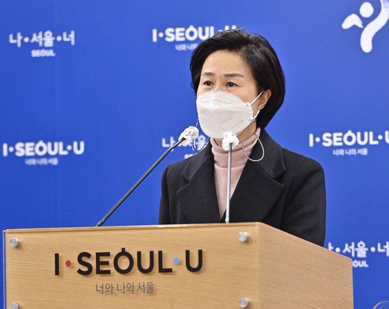 김수영 서울 양천구청장이 지난 1월 서울시 브리핑실에서 아동학대 대응을 위한 일시보호시설 확충과 구·경(區·警)공동대응팀 구성 운영에 대해 건의한 내용을 설명하고 있다. 연합뉴스