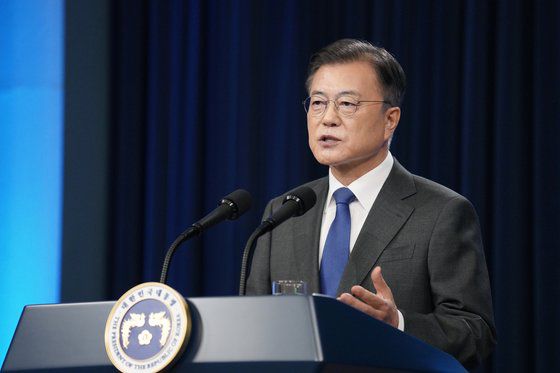 문재인 대통령이 지난 10일 청와대 춘추관에서 취임 4주년 특별연설을 하고 있다. 청와대사진기자단